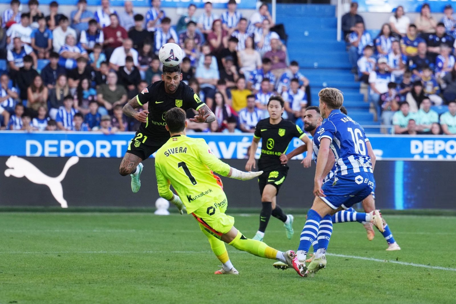 Romero’s late header lifts Atlético past ten-man Alavés after Boyé’s penalty levels it