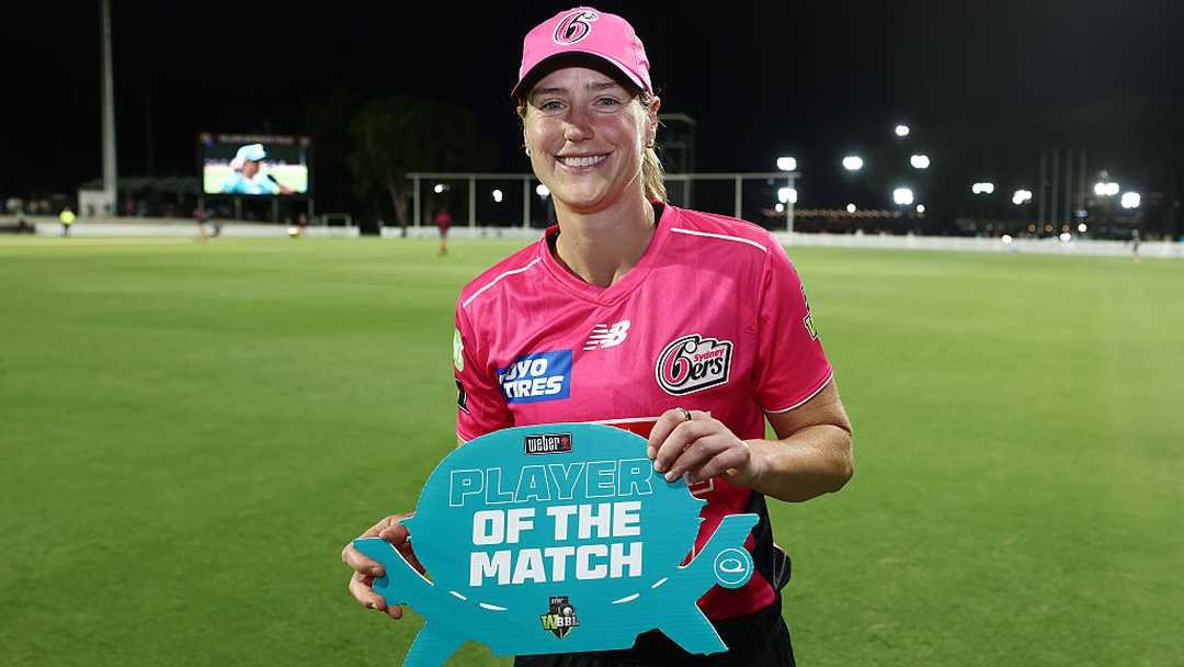 Sarah Coyte’s last-ball boundary lifts Sydney Sixers past Brisbane Heat in a WBBL 12 thriller