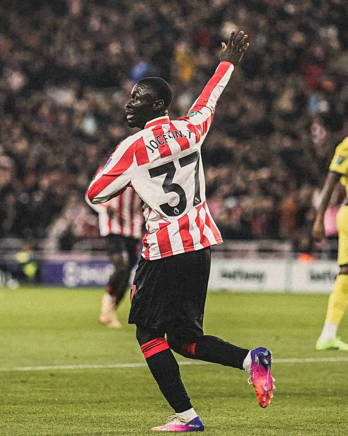 Ta Bi sets up three in 13 minutes as Sunderland edge Brentford 3-2 to reach the Carabao Cup quarter-finals