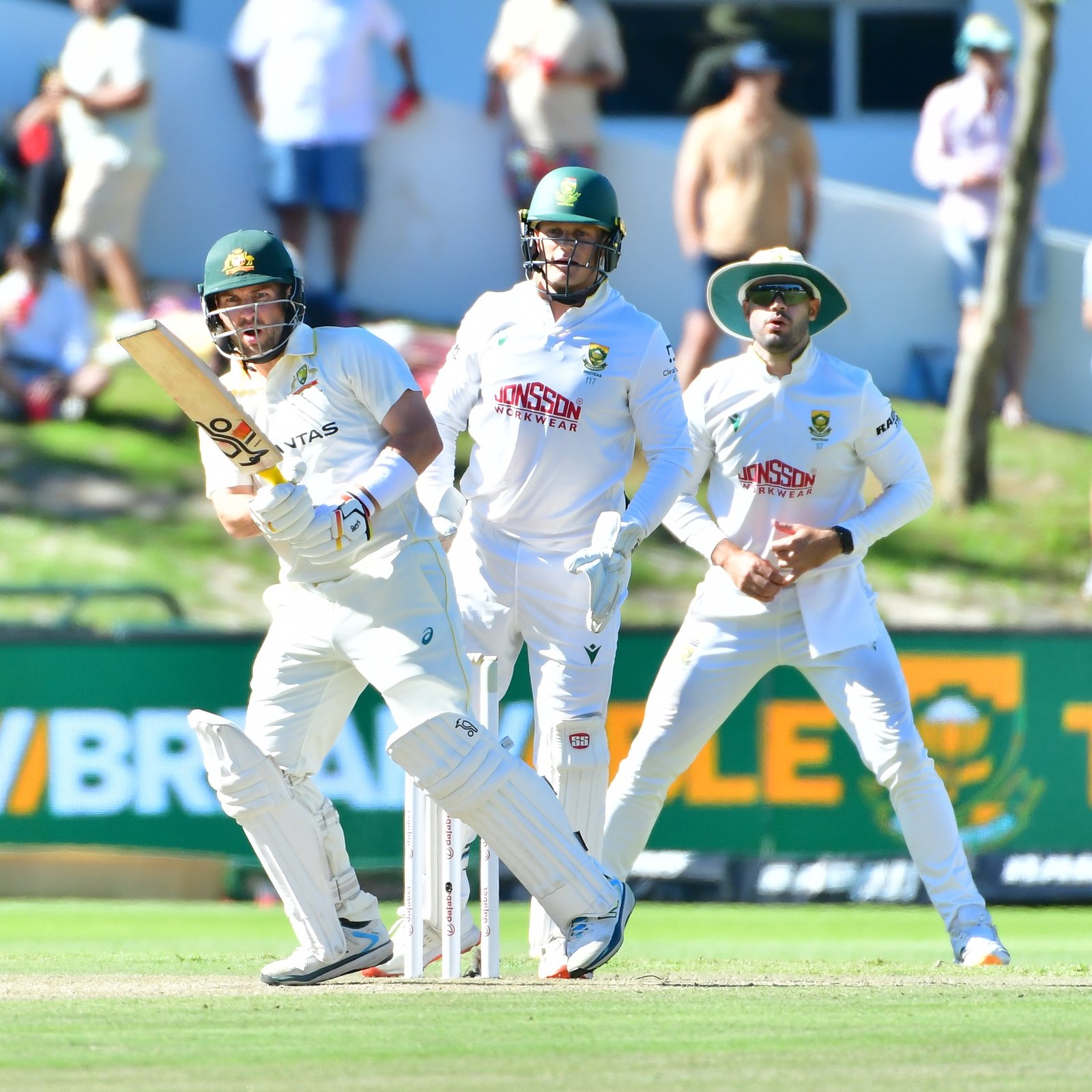 Inglis and Carey add an unbeaten 145 as Australia reach 330 for 4 and edge ahead of South Africa at Newlands