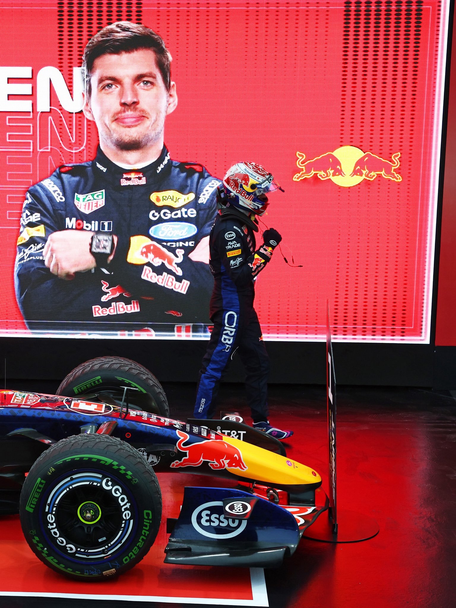 Verstappen wins rain-hit Singapore Sprint as Russell crashes and Norris spins Piastri