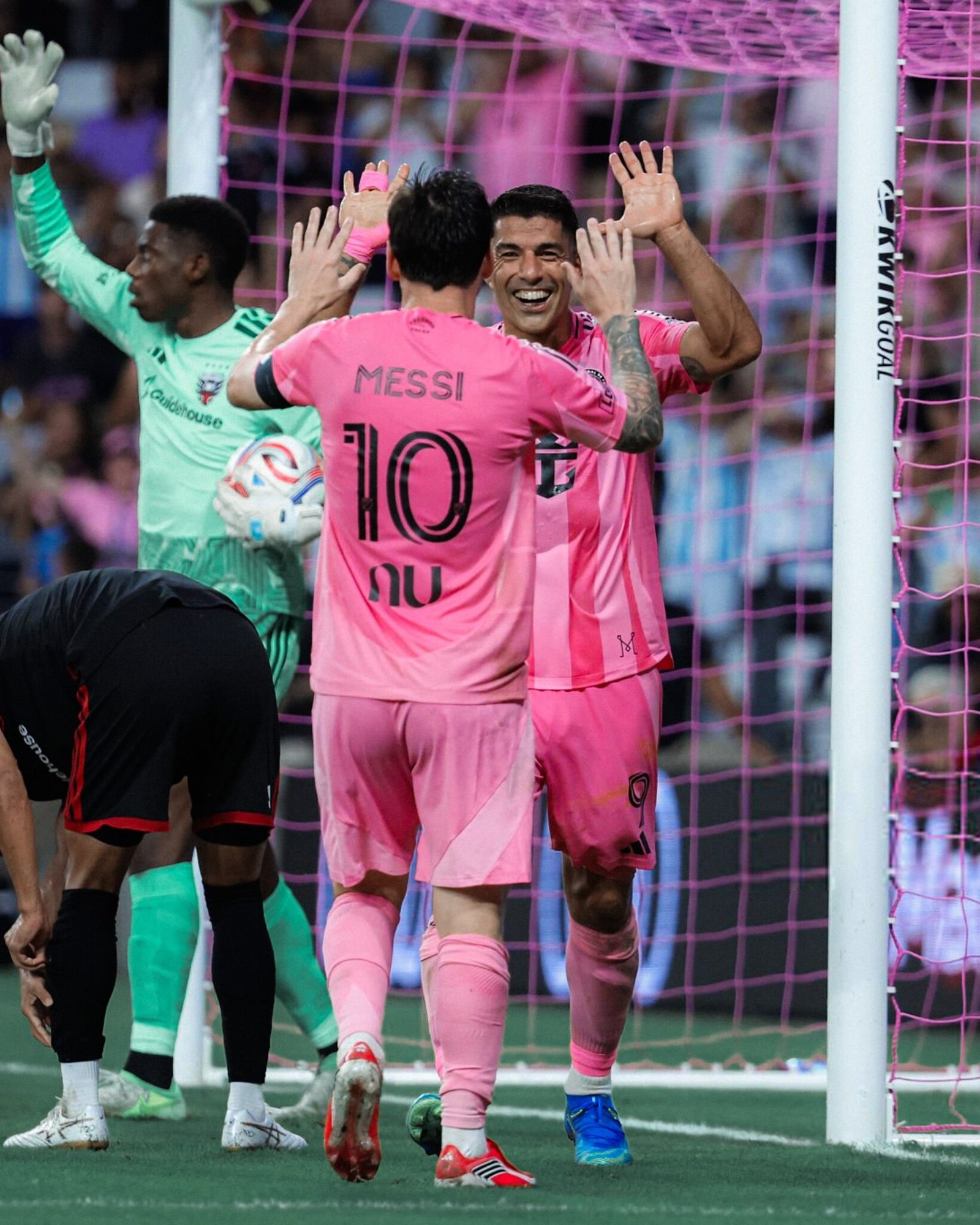 Messi and Suárez score twice each as Inter Miami end winless run with 4-0 win over D.C. United